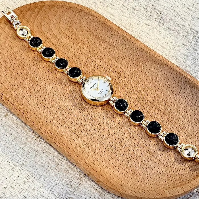 Montre-bracelet vintage pour femme ornée de pierres - Exquise