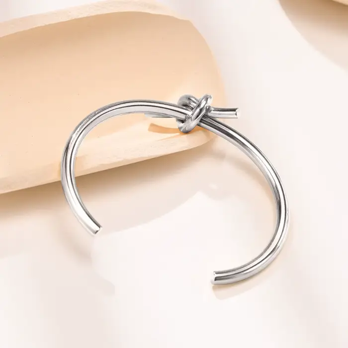 Bracelet en acier inoxydable à noeuds plaqué argent pour femmes occasions spéciales mariage anniversaire style tendance