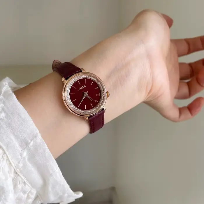 Montre rétro chic à cadran rond bordeaux sertie de diamants pour femmes occasions spéciales