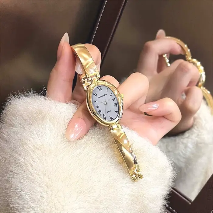 Célèbre marque femmes cadran ovale montres à Quartz de luxe dames Bracelet