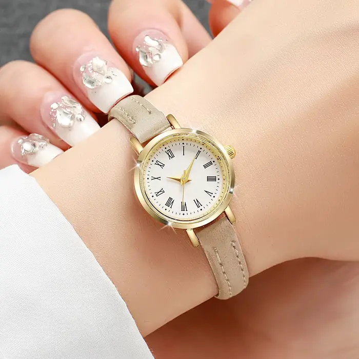 Montre ronde dorée délicate avec chiffres romains bracelet en cuir souple pour femmes occasions quotidiennes et spéciales