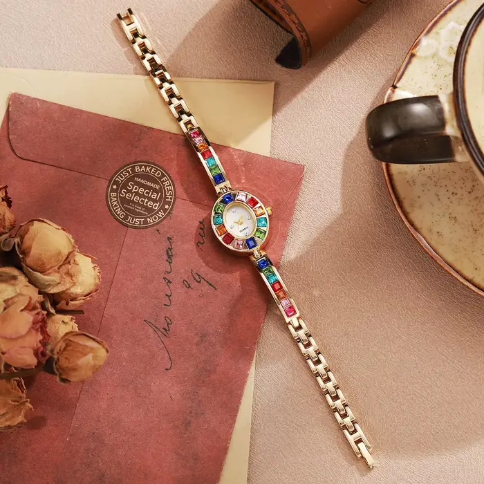 Montre de luxe en strass pour femmes élégante et sophistiquée à offrir pour diverses occasions spéciales