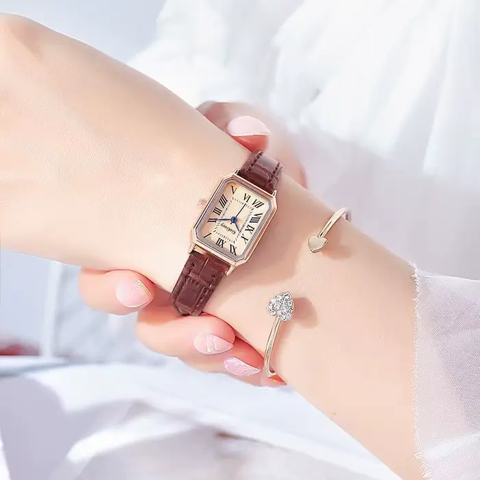 Montre rétro carrée en alliage avec bracelet en cuir pour femmes, style vintage, mouvement quartz, idéale pour les occasions spéciales et le quotidien
