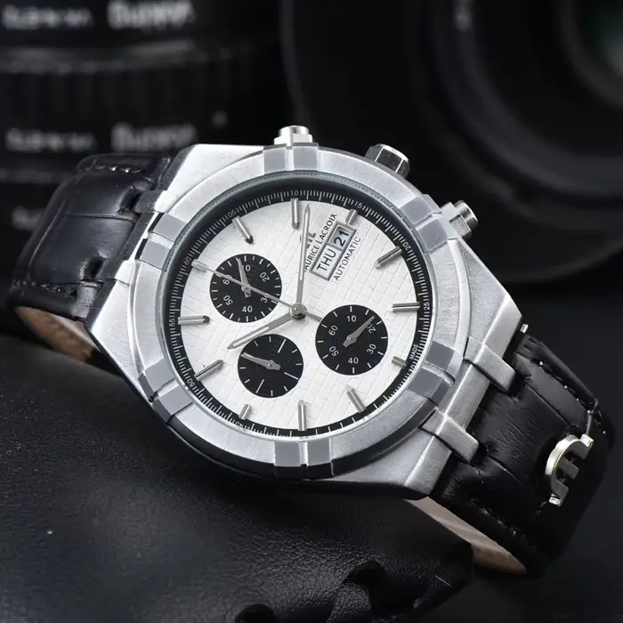 Montre Maurice Lacroix de luxe pour homme avec cadran luminescent et bracelet personnalisable pour activités sportives et événements formels