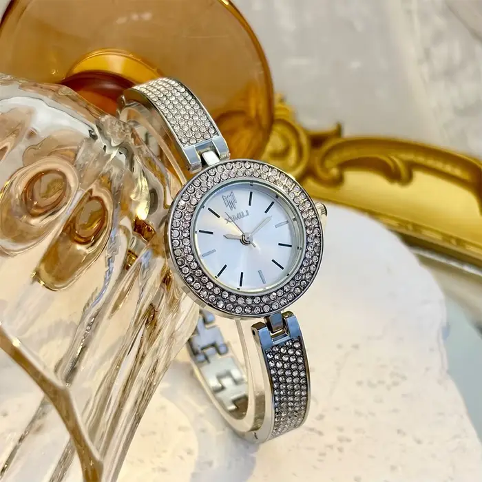 Montre pour femme entièrement sertie de diamants délicats