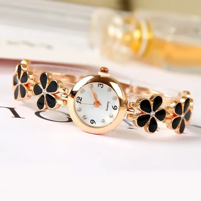 Montre-bracelet quartz pour femme élégante et polyvalente style vintage cadeau pour femmes occassions spéciales quartz analogique-digital bracelet acier argenté