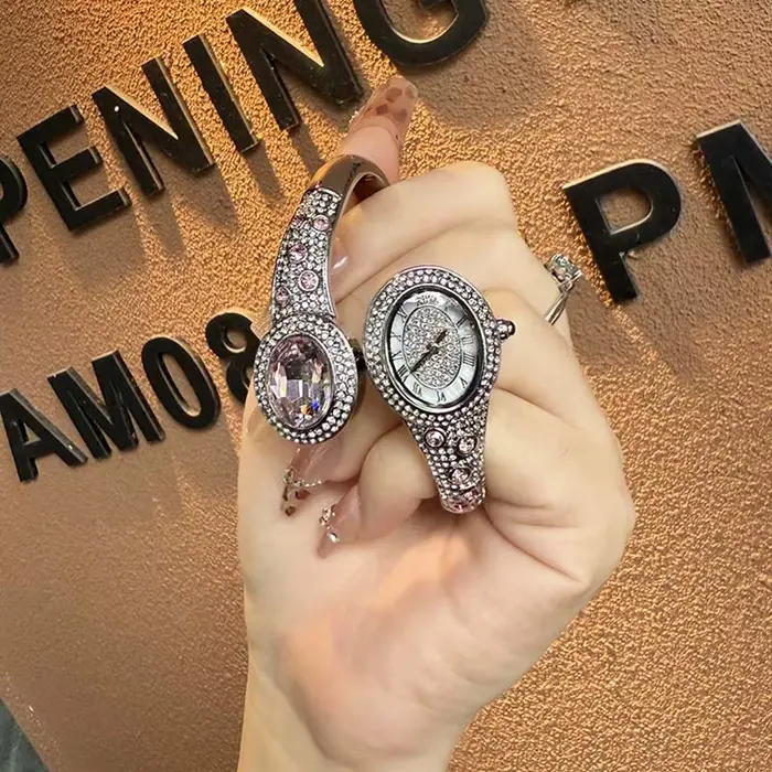 Montre bracelet en forme de serpent
