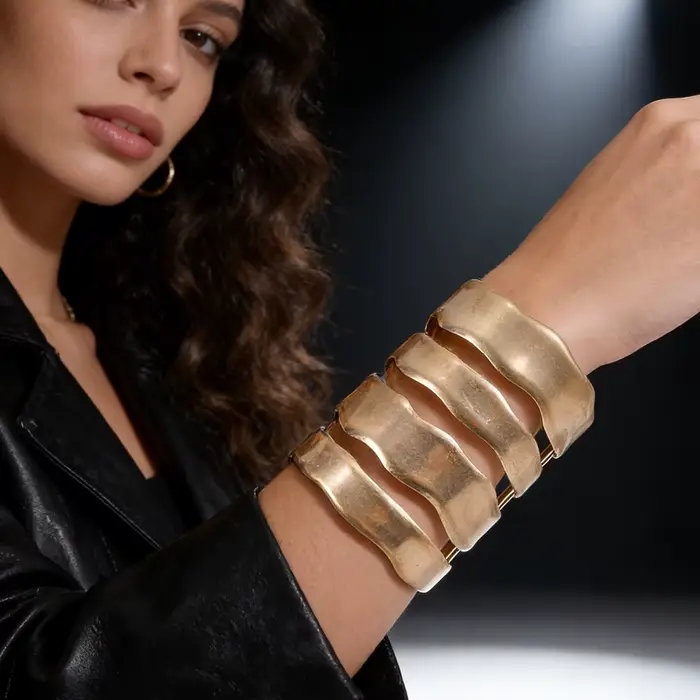 Bracelet manchette doré moderne et audacieux