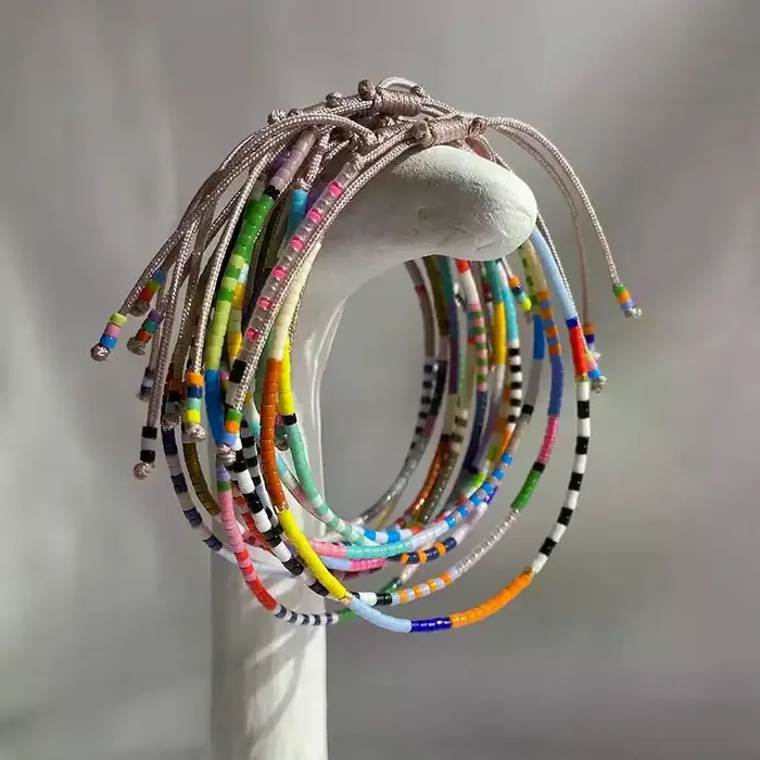 Bracelet pour femmes en acrylique coloré design Y2K à offrir pour occasions spéciales et mode rétro chic