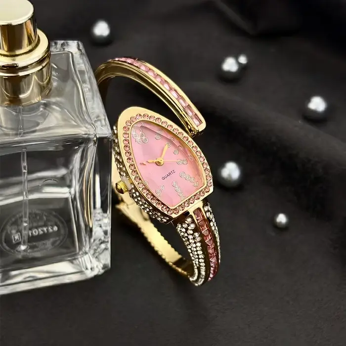 Montre-bracelet de luxe pour femme avec cadran serpentine et diamants sur le côté