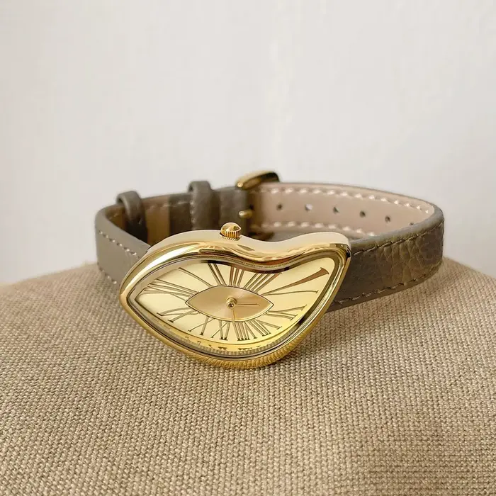 Montre rétro haute en couleurs avec cadran torsadé pour femmes résistante à l'eau et bracelet en cuir pour occasions spéciales