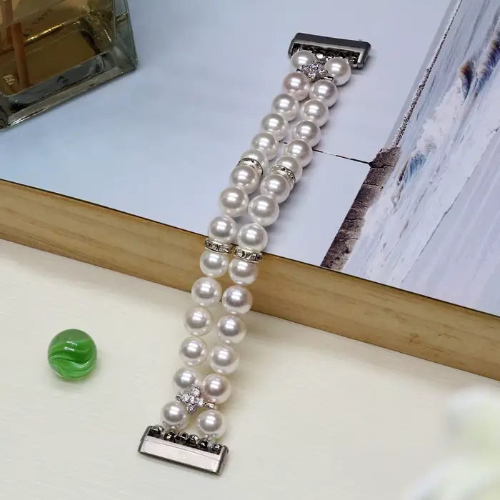 Bracelet en perles de coquille et acier inoxydable habillé pour femme, compatible avec Fitbit Versa 4 et Sense 2, pour occasions spéciales et événements élégants