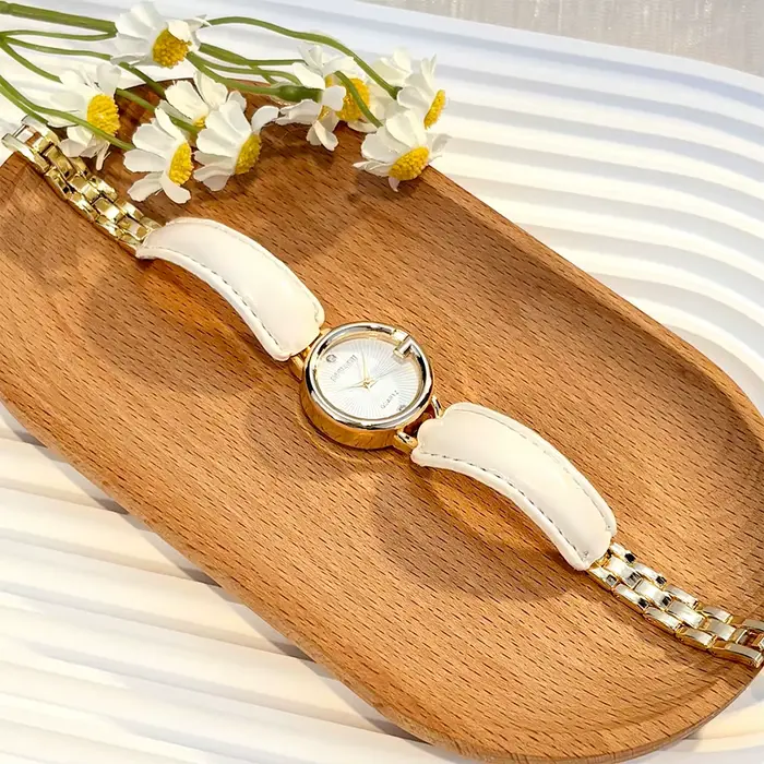 Montre en cuir incurvée au design G élégant pour femme