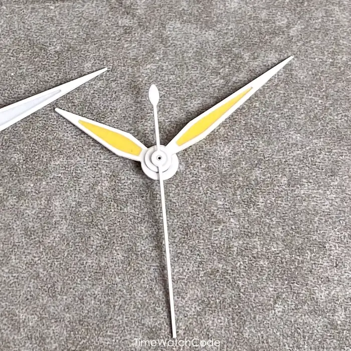 Aiguilles de montre pilote blanches et jaunes