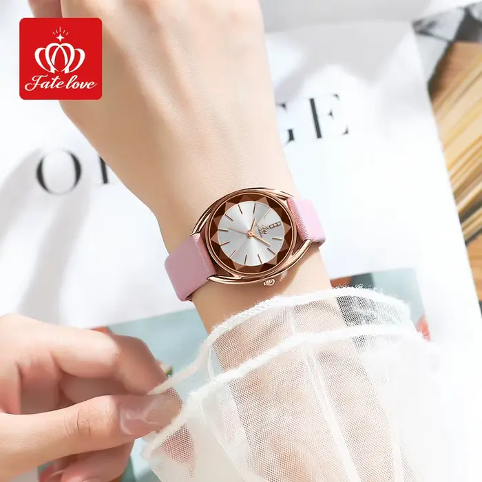 Montre en acier inoxydable avec bracelet en cuir pour femmes, élégante et résistante à l'eau, idéale pour les occasions spéciales et le quotidien