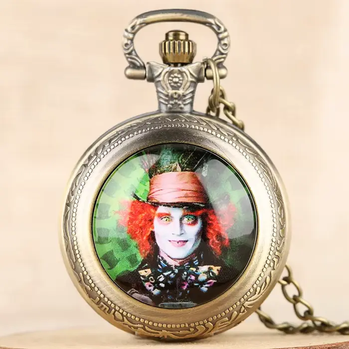Montre de Poche à Quartz Antique avec Motif Chapelier Fou, Boîtier en Acier Inoxydable, Cadran Blanc, Chaîne Incluse, Idéal pour Occasions Spéciales, Cadeau Unique pour Homme et Femme