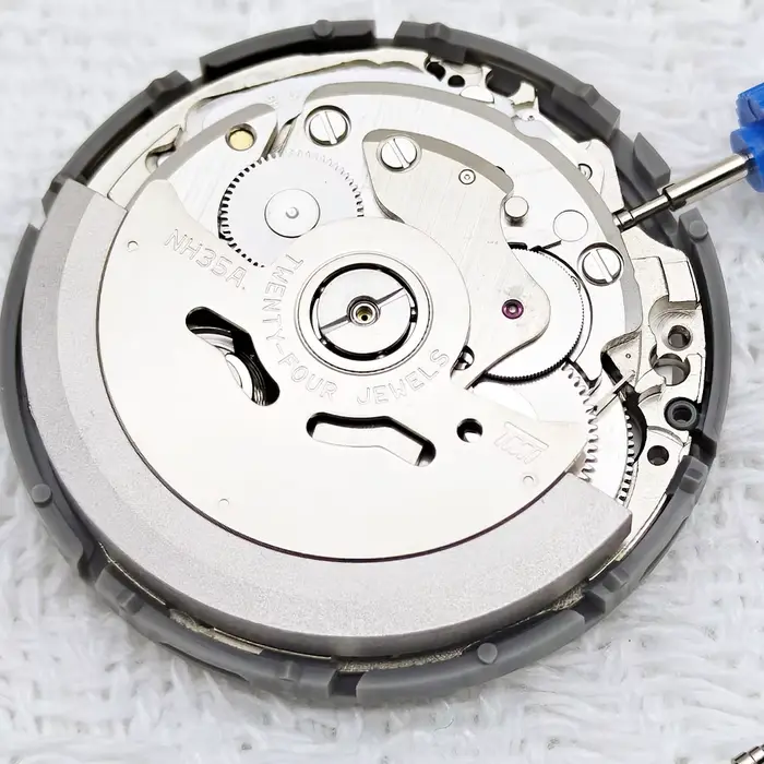 Nouveau mouvement de montre automatique mécanique haut de gamme et de haute précision du japon avec 24 pierres précieuses NH35 35A