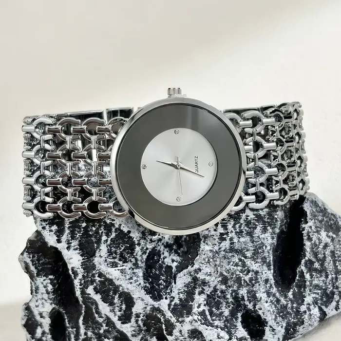 Montre élégante pour femme avec grand cadran