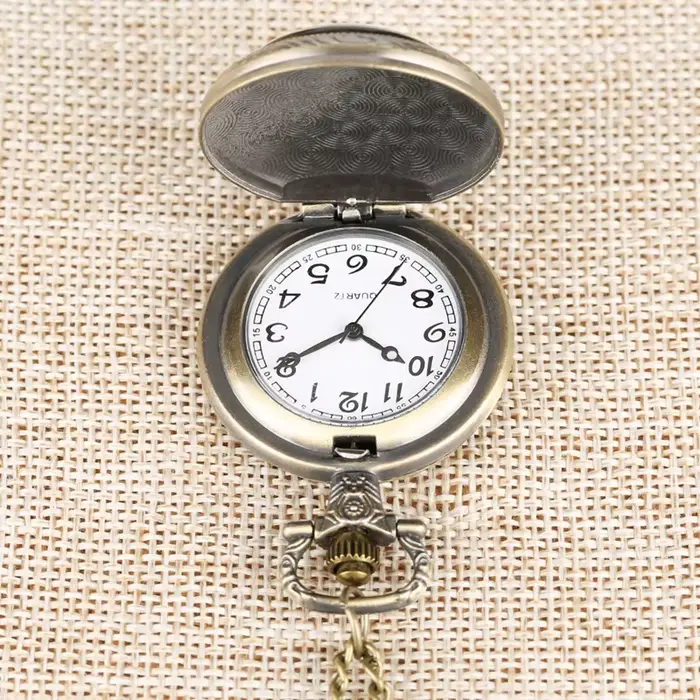 Montre de Poche à Quartz Antique avec Motif Chapelier Fou, Boîtier en Acier Inoxydable, Cadran Blanc, Chaîne Incluse, Idéal pour Occasions Spéciales, Cadeau Unique pour Homme et Femme