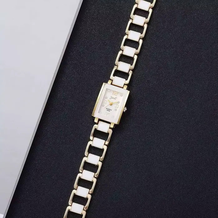 Montres carrées élégantes pour femmes