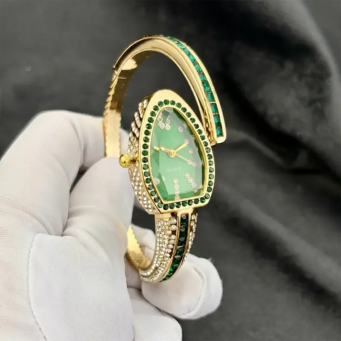 Montre-bracelet de luxe pour femme avec cadran serpentine et diamants sur le côté