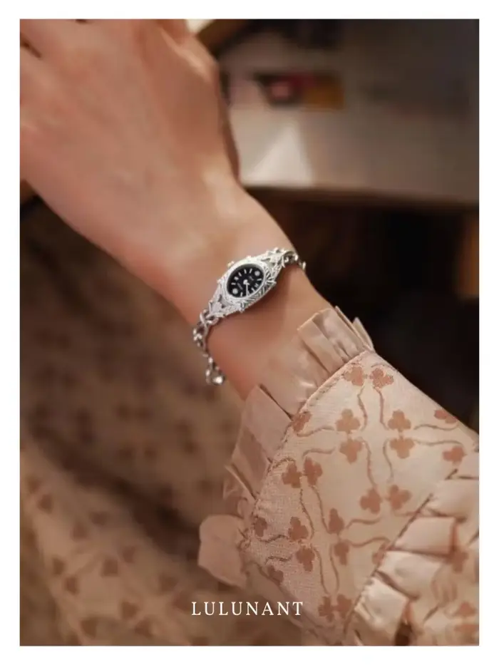 Montre rétro luxueuse résistante à l'eau pour femmes occasions spéciales quartz bracelet laiton plaqué or