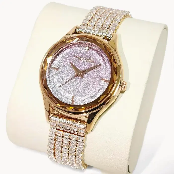 Montre glacée pour femmes, quartz rose, incrustations de diamant brillant, élégante et résistante à l'eau pour occasions spéciales et tenues de rendez-vous