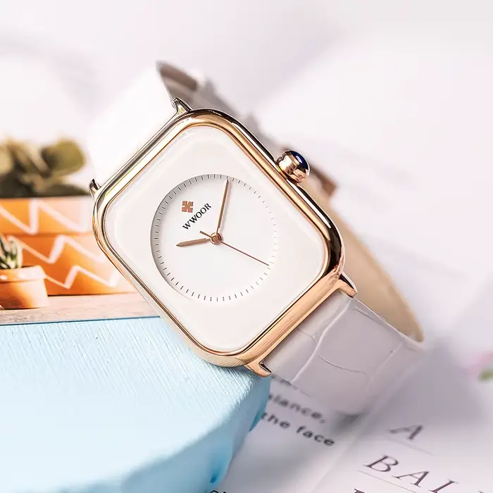 Montre bracelet rectangulaire en cuir blanc pour femmes résistante à l'eau et élégante pour diverses occasions sociales et quotidiennes