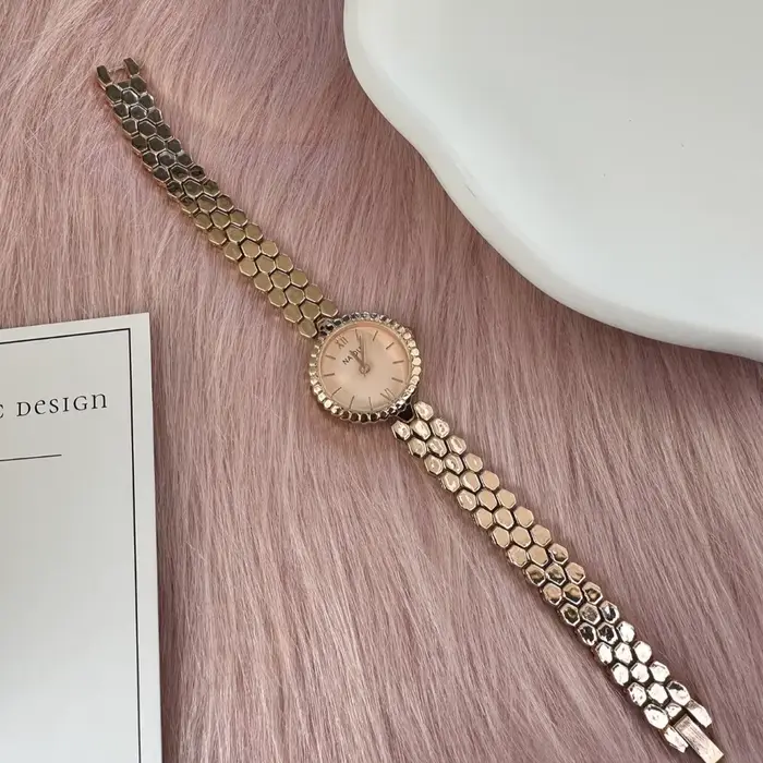 Vintage dames petite montre en or vente chaude bracelet en nid d'abeille femmes montre à Quartz de l