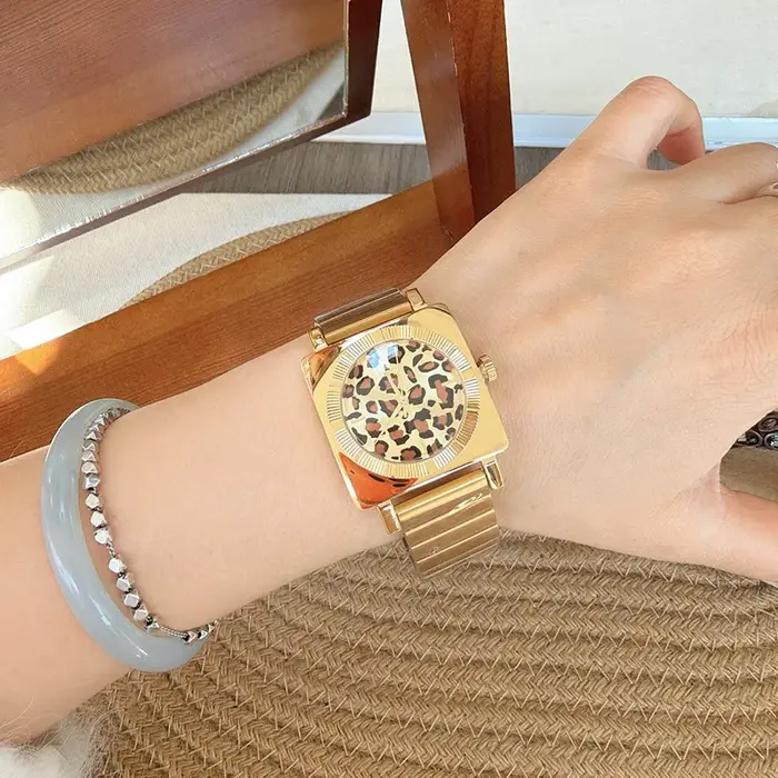 2026 nouvelle montre imprimé léopard mode femme bracelet en acier exquis grande plaque femmes luxe
