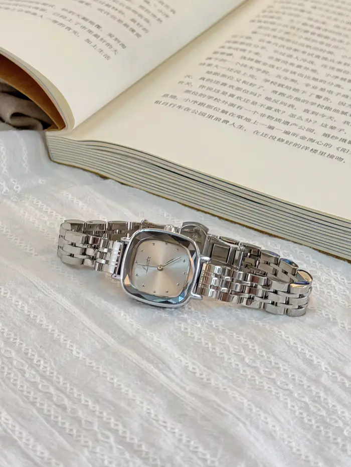 Montre à quartz mini carrée en acier inoxydable pour femme résistante à l'eau avec fermoir caché à bouton-poussoir pour occasions spéciales et quotidienne