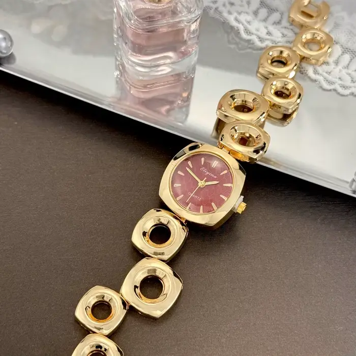 Montres élégantes avec des boîtiers carrés-ronds et des chaînes uniques à maillons irréguliers