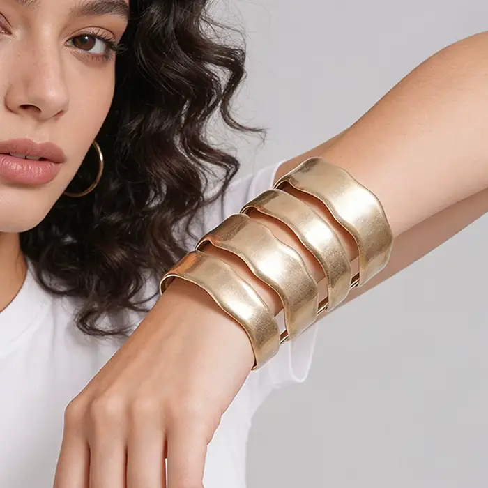 Bracelet manchette doré moderne et audacieux, bijou tendance pour brunch, rendez-vous et tenues élég