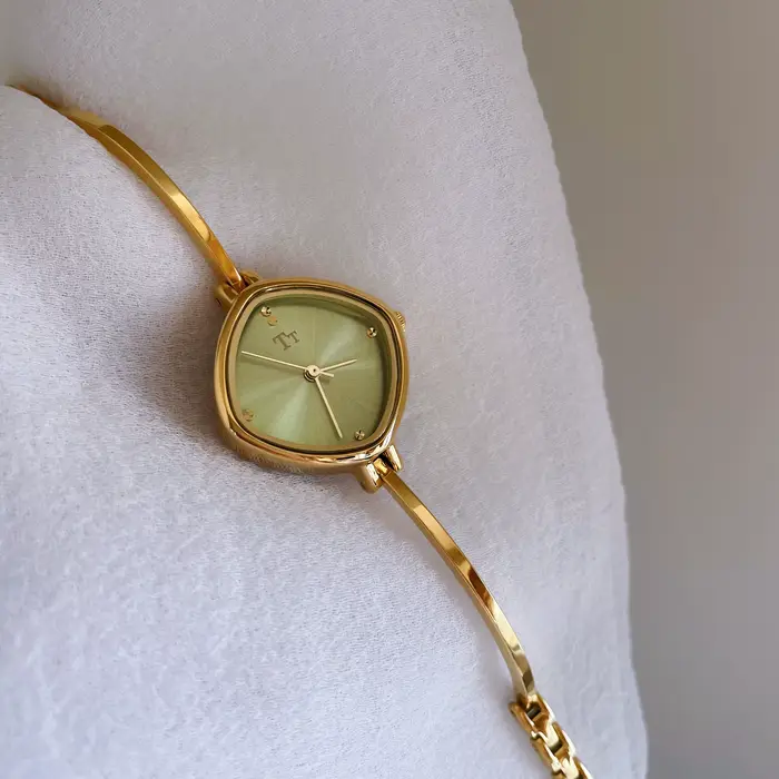 Montre bleu glace pour femmes avec cadran en diamant, style mode et décontracté, cadeau pour femmes, nouvelles collections 2026 quartz occasions spéciales