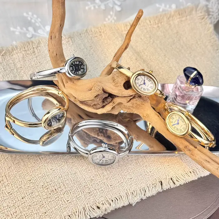Nouveau style bracelet de baignoire petit cadran exquis et unique lumière luxe femmes haut de gamme chiffres romains montre à quartz ovale