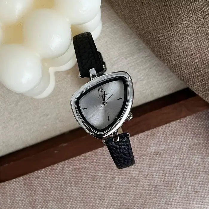 2025 nouvelle montre pour femme élégante minimaliste avec petit cadran asymétrique conception montre-bracelet à Quartz