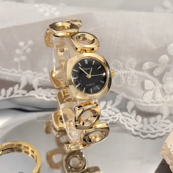 Montres élégantes avec des boîtiers carrés-ronds et des chaînes uniques à maillons irréguliers
