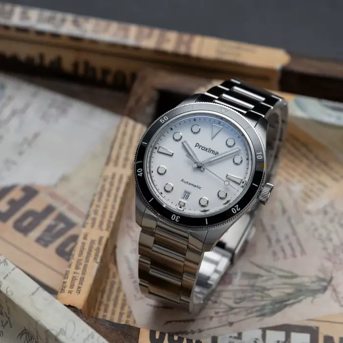 Montre Mécanique Vintage uni-dive PX1697 avec Cadran Blanc Emaillé et Résistance à l'Eau 20 Bars pour Hommes Occasions Spéciales