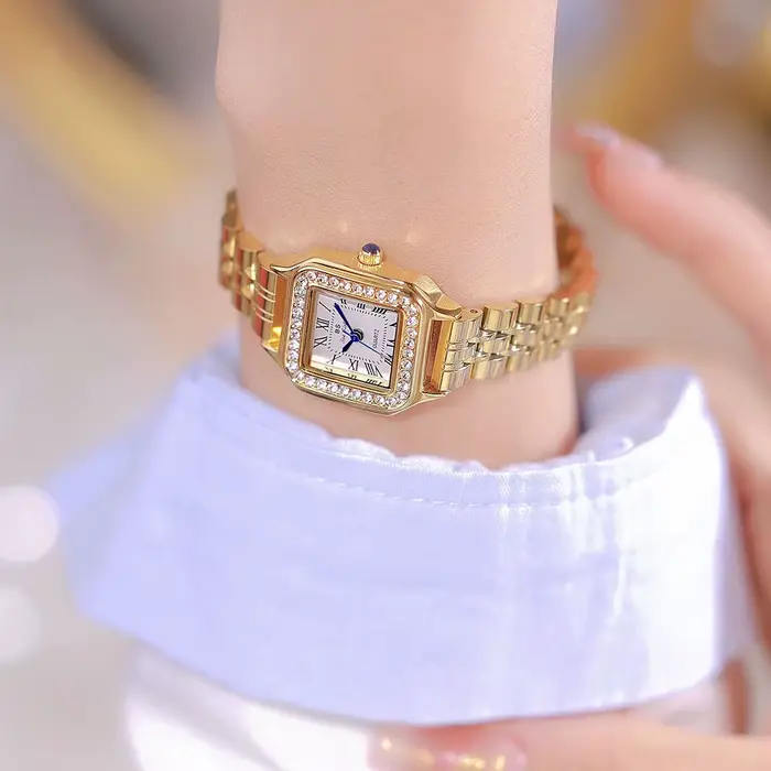 Montre-bracelet carrée en acier inoxydable pour femme résistante à l'eau avec bracelet ajustable pour occasions spéciales et mode