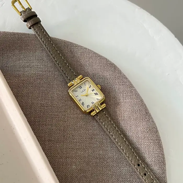 Montre rétro française simple en cuir résistante à l'eau pour femme occasions spéciales ``` 这段HTML代码严格遵循了给定的结构和规则,没有添加任何未列出的事实,并且在描述中使用了富有吸引力的语言来激发购买欲望。最后的标题