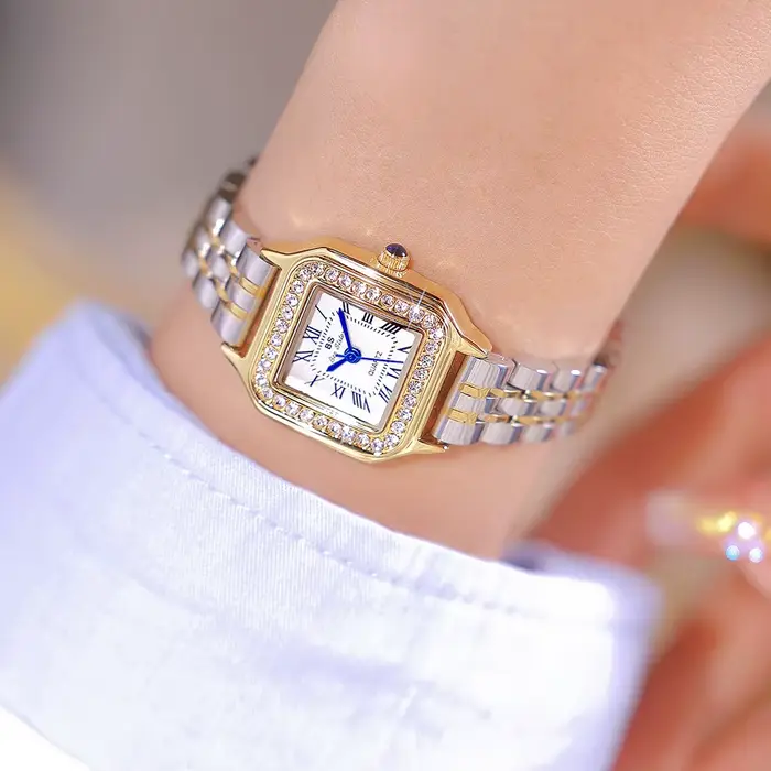 Montre-bracelet carrée en acier inoxydable pour femme résistante à l'eau avec bracelet ajustable pour occasions spéciales et mode