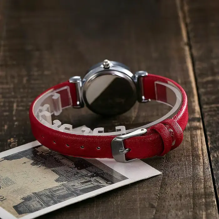 Montre-bracelet ronde pour femme en alliage avec bracelet en cuir décontracté mode et détails numériques pour occasions spéciales