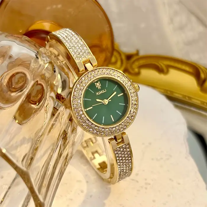 Montre pour femme entièrement sertie de diamants délicats