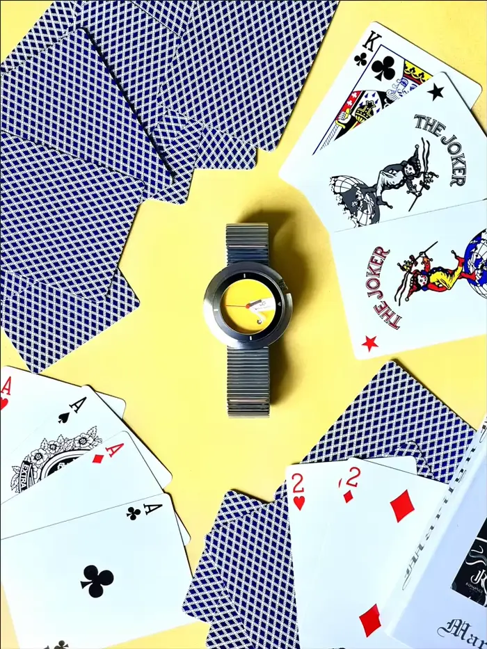 Montre à quartz au design minimaliste
