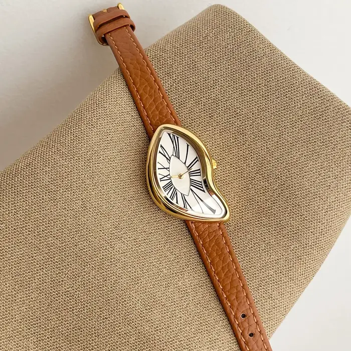 Montre rétro haute en couleurs avec cadran torsadé pour femmes résistante à l'eau et bracelet en cuir pour occasions spéciales