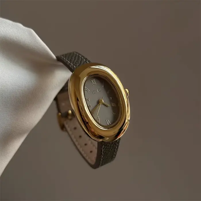 Montre de luxe pour femmes en acier inoxydable avec chiffres romains style vintage pour diverses occasions spéciales