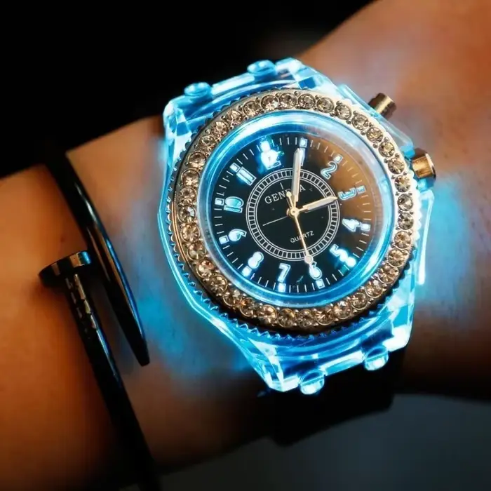 Montre lumineuse LED colorée étudiante quartz fluorescente homme femme style fashion casual ocassions nocturnes et soirées