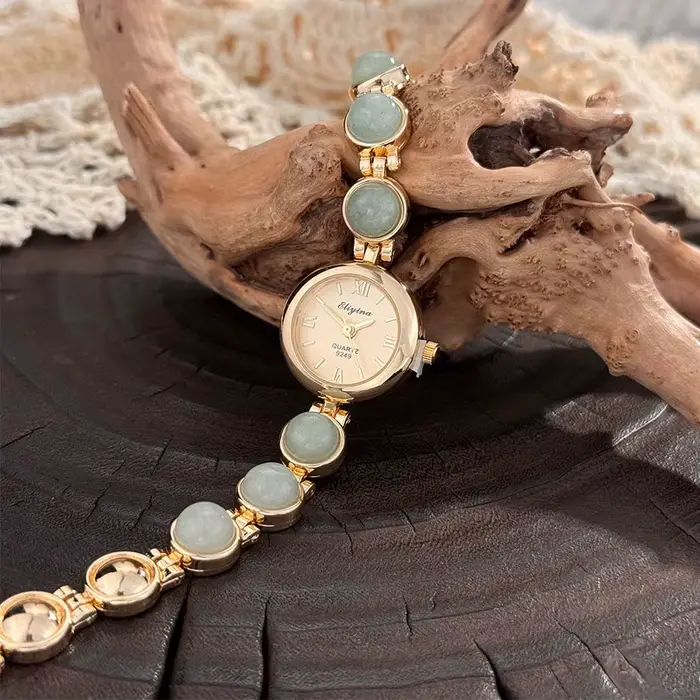Montre pour femme dorée avec accents en œil de tigre et en calcédoine