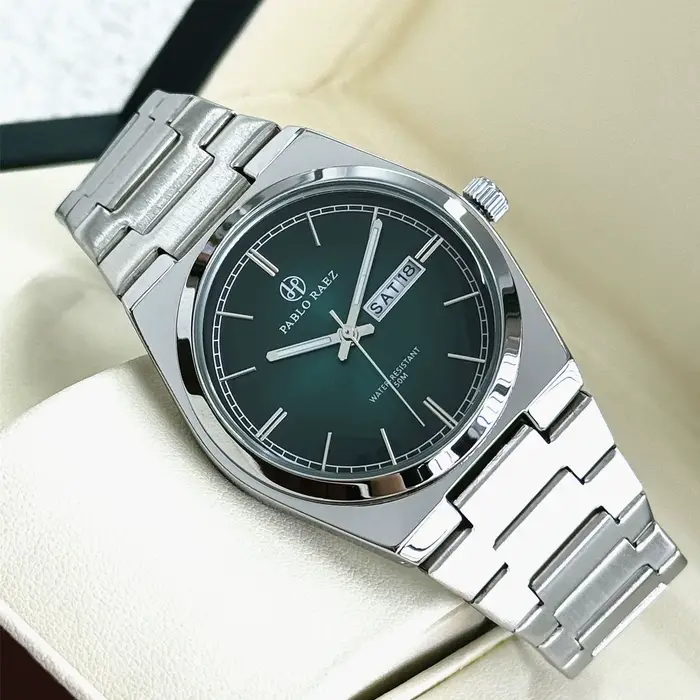 Montre de couple en acier inoxydable avec cadran vert dégradé, boucle papillon, double calendrier et résistance à l'eau pour femmes et hommes, idéale pour les occasions spéciales et le quotidien