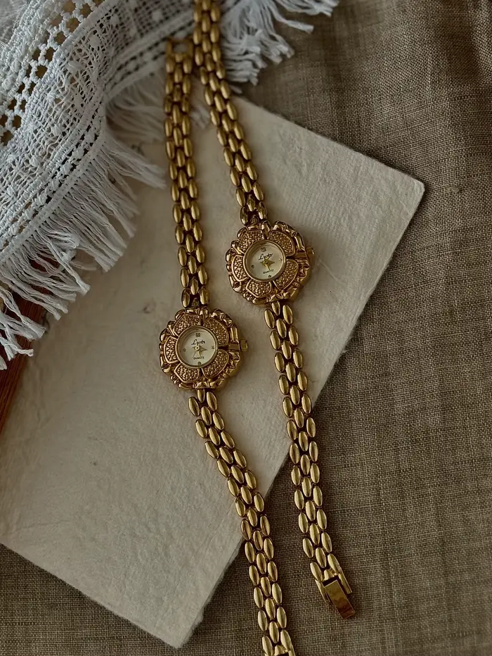 Montre Camélia dorée rétro élégante pour femmes occasions spéciales mode bracelet alliage quartz résistant à l'eau